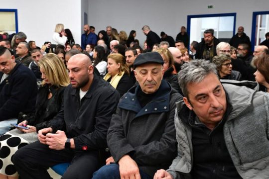 Εντατικές εργασίες στην αίθουσα μετά το φιάσκο